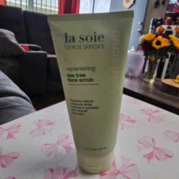 La Soie Clinical Skincare Replenishing Tea Tree Face Srub Botanical Facial Srub - Picture 1 of 3